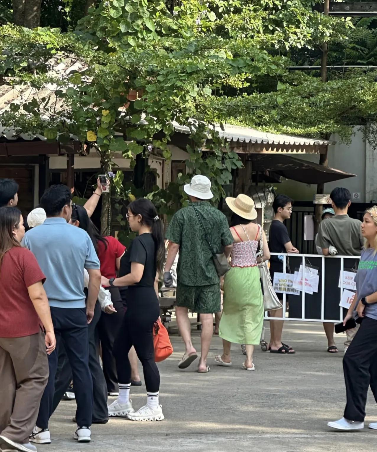 雷佳音夫妇泰国游玩被网友认出，一身慵懒风造型，松弛感满满！私下的雷佳音总是打扮
