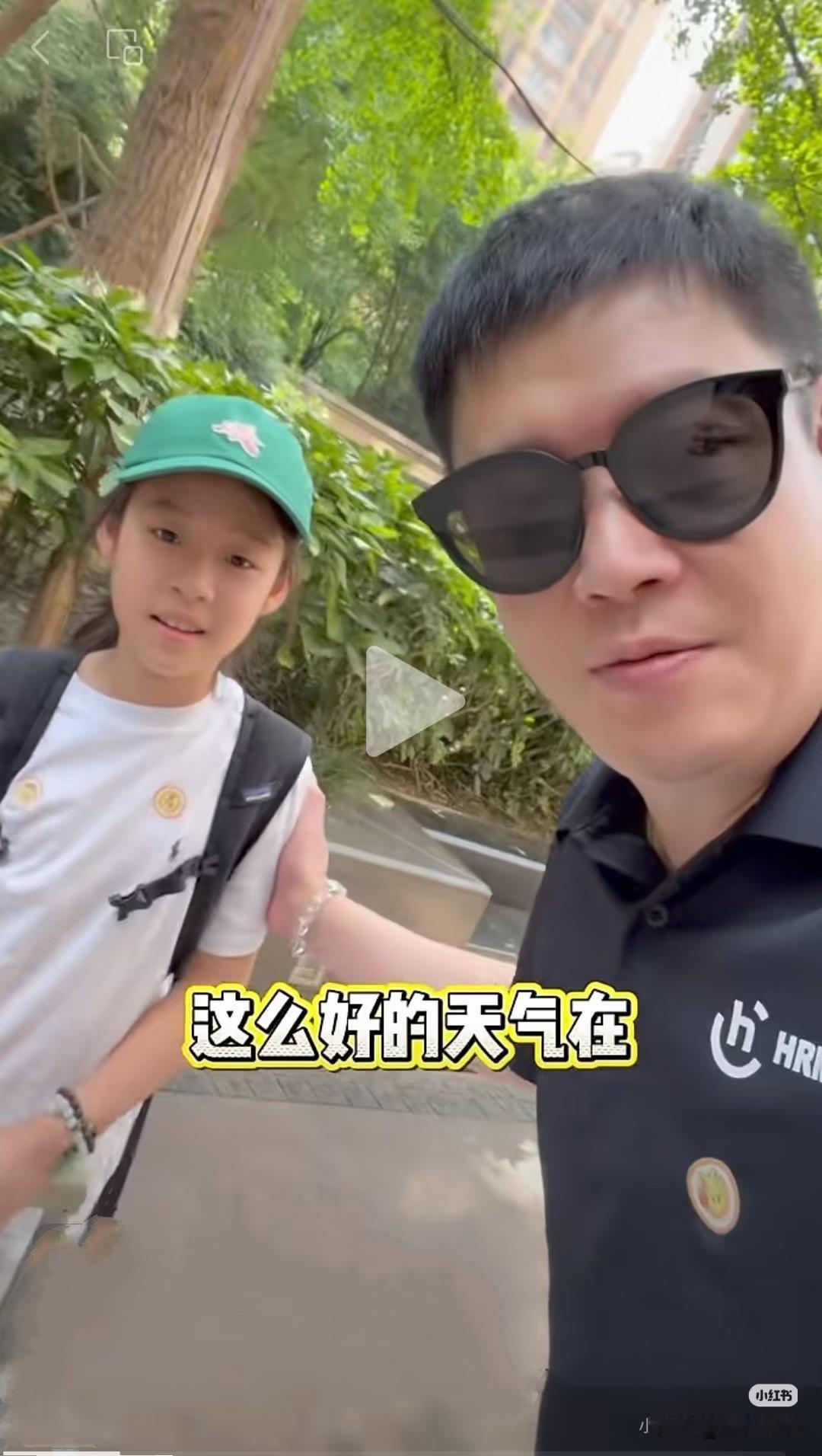 邱导又带着小豌豆出去溜达了。全锦赛的时候，邱贻可教练也在现场观赛，在长沙的比赛