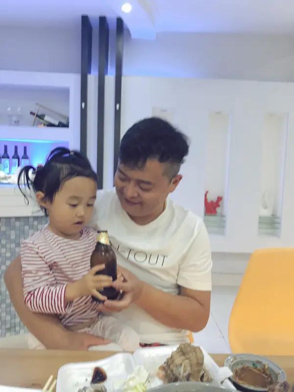 最近山东临沂一场婚宴上，女儿霸气为父亲挡酒的视频火了，播放量短短几天破千万，话题