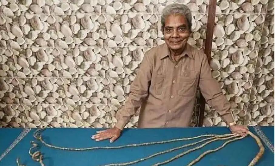 2018年，一位来自印度的老人，毅然剪掉了留了整整66年、长达9.09米的指甲，