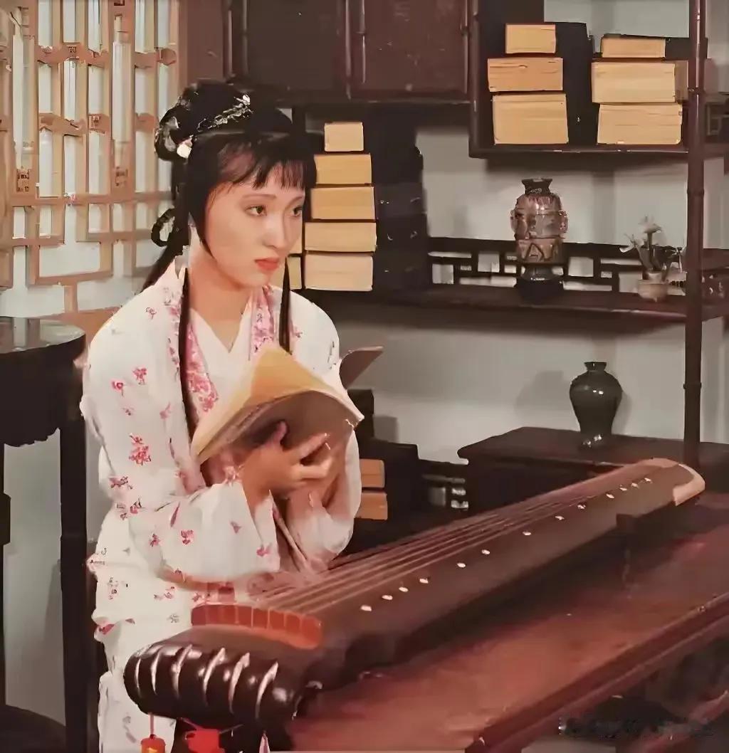 对于木石前盟和金玉良缘，贾母和王夫人当然是主要人物，那么贾府其它人对木石姻缘和金