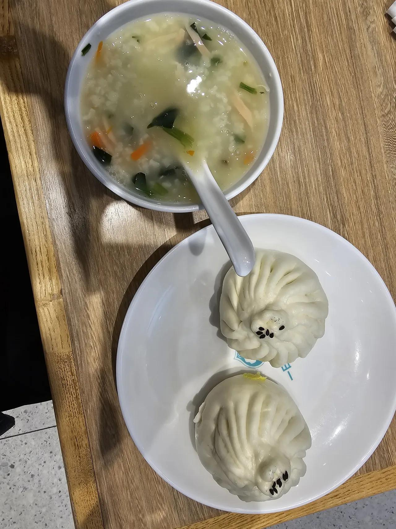 只知道有奸商，其实还有奸客。某包子店。老板竟跟顾客吵了起来。老板说“你每天买