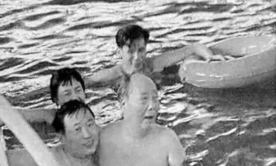 1974年12月5日，毛泽东在室内游泳池游泳。对陪同游泳的工作人员说：我浑身没
