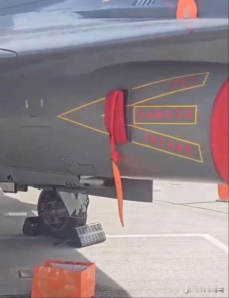 先进的印度光辉战绩再现名场面，只不过这次太尴尬了！在本次迪拜航展上，一架印度精心