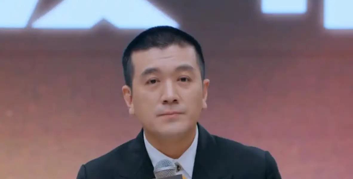 杨子说，黄圣依花钱太大手大脚了。曾瞒着他花100万给大儿子安迪报了一年的街舞