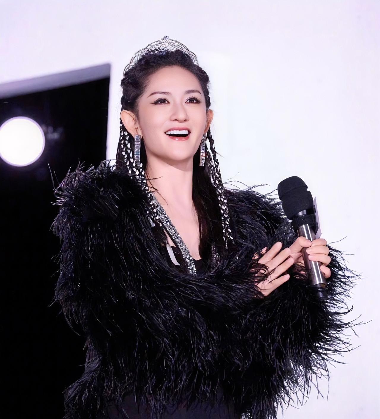 不得不说谢娜真是嘴替天花板了，当《浪姐》舞台结束公布票数后，谢娜真的勇，率先