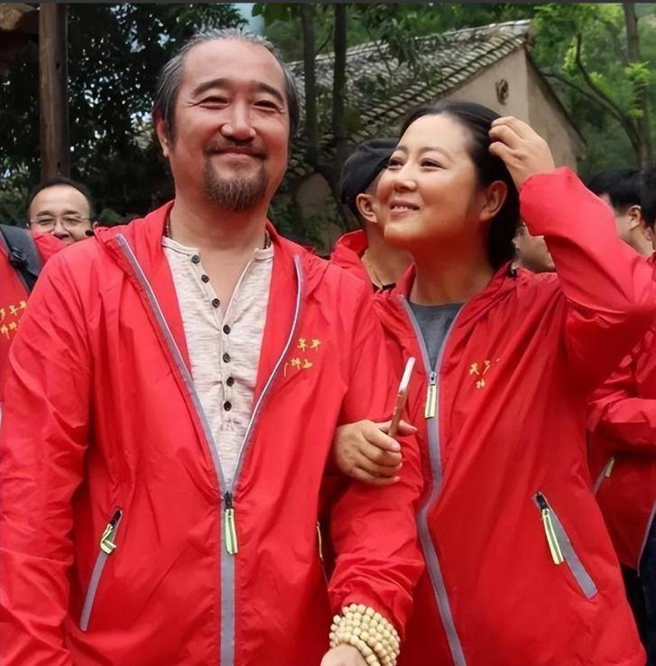 王茜华结婚后，老公坚持AA制，于是她瞒着老公直接打掉了孩子，在跟朋友去吃饭时，2