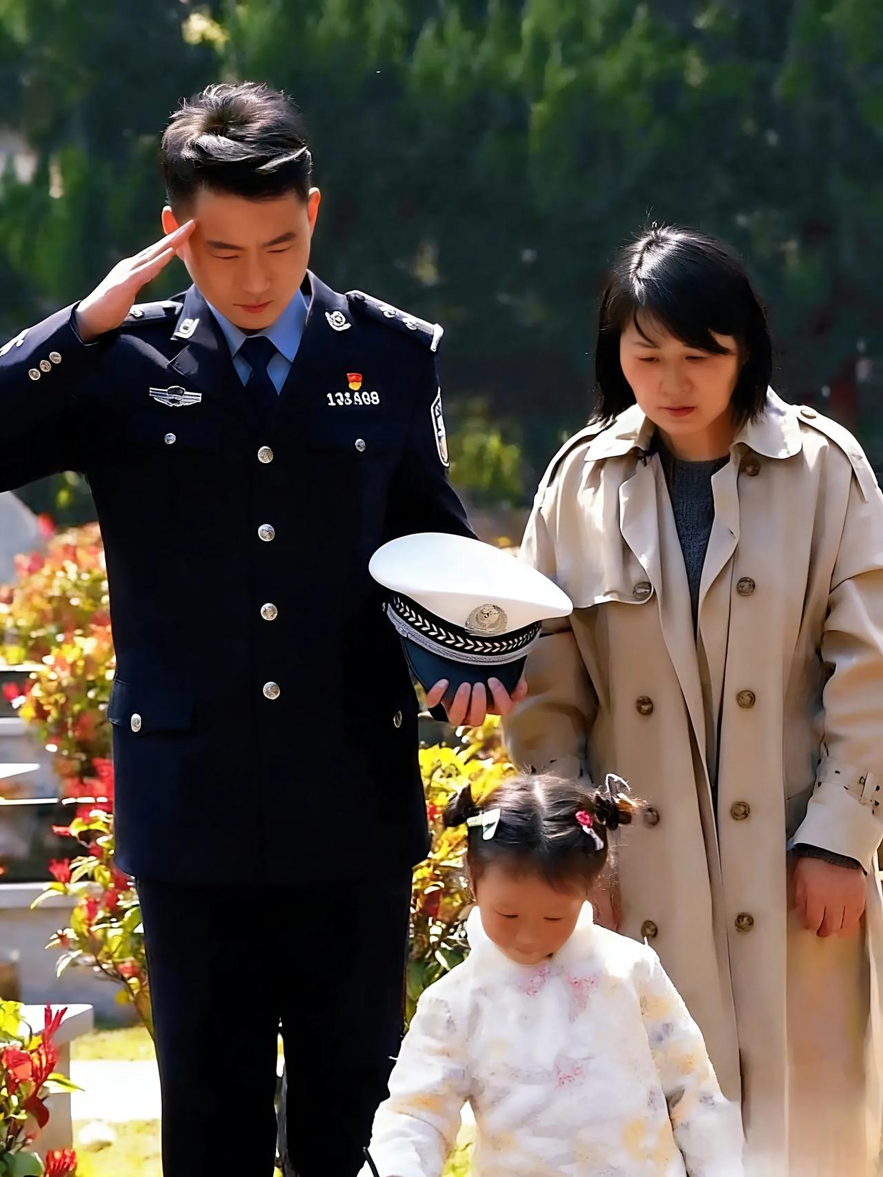 3岁孙女初见29岁爷爷，一束白菊一碗饺子看哭全网2026年3月27日，清明前