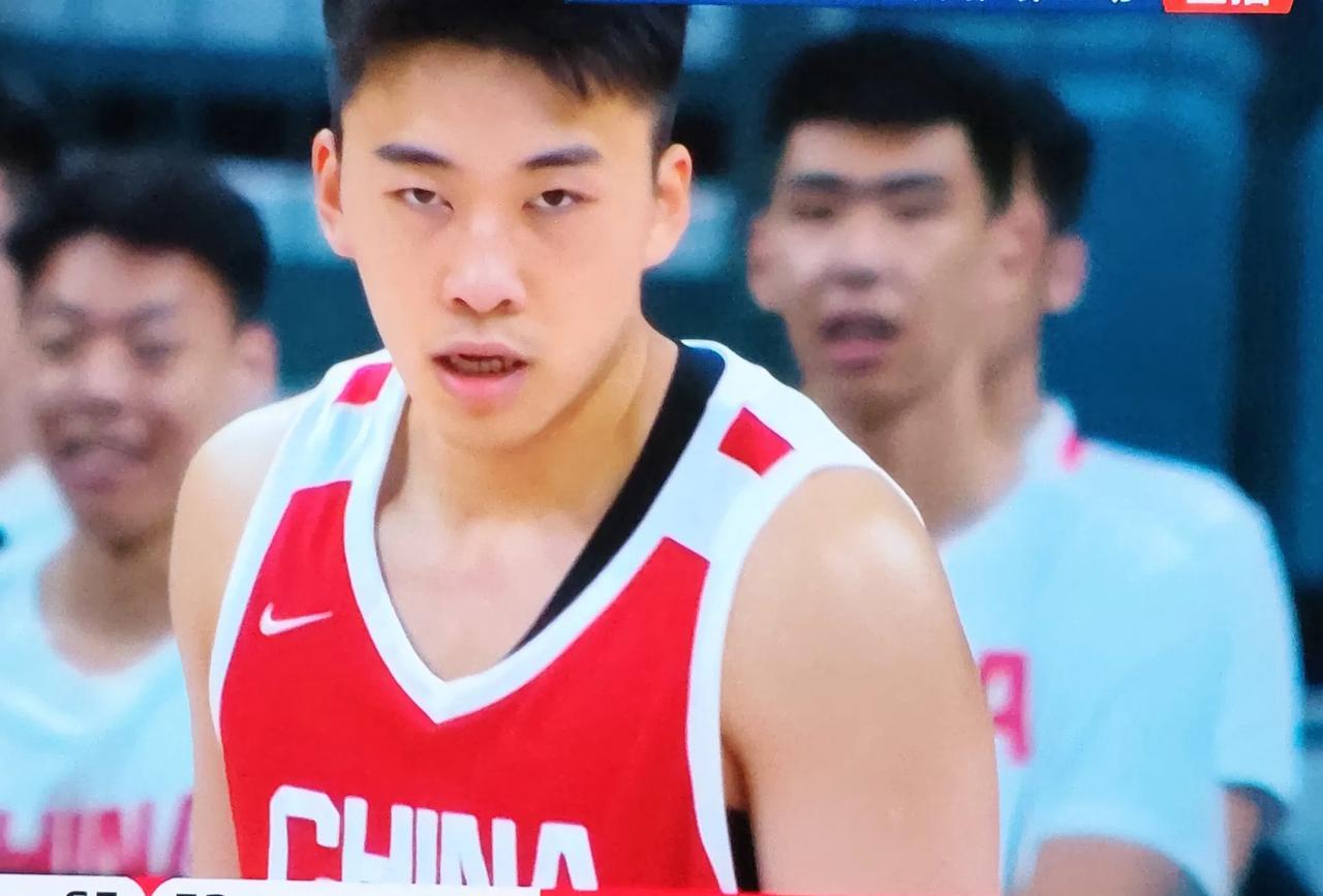 通过观看中国对阵委内瑞拉的两场热身赛，发现了一名年轻的小将，表现的极为亮眼，他就
