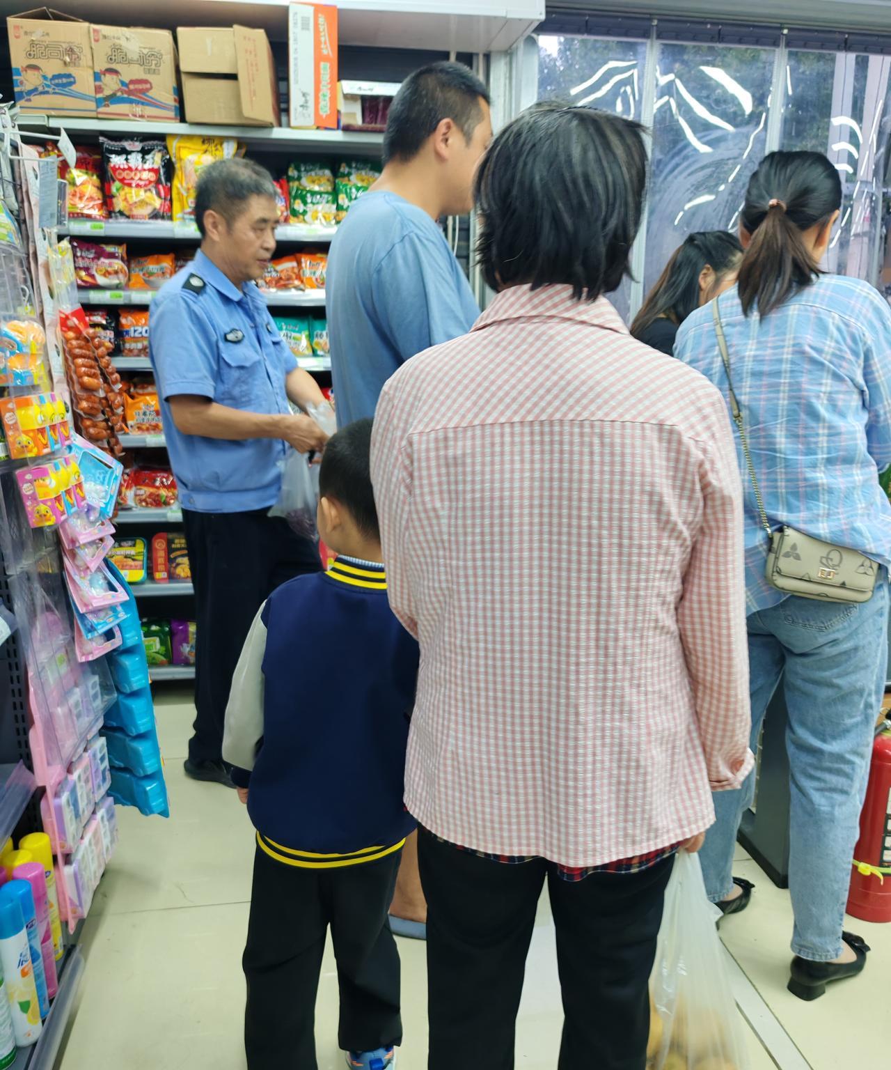 “脸都不要了！”9月10日，坐标西安。刚刚去小区附近的生活超市，目睹了一幕，一言