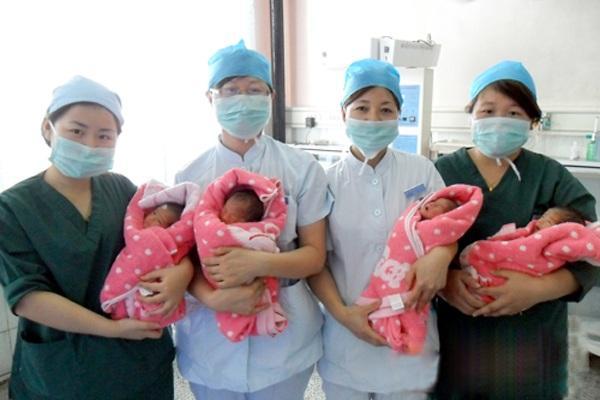 30岁孕妇怀上4胞胎, 当孩子出生看到性别时, 全家乐呵呵!