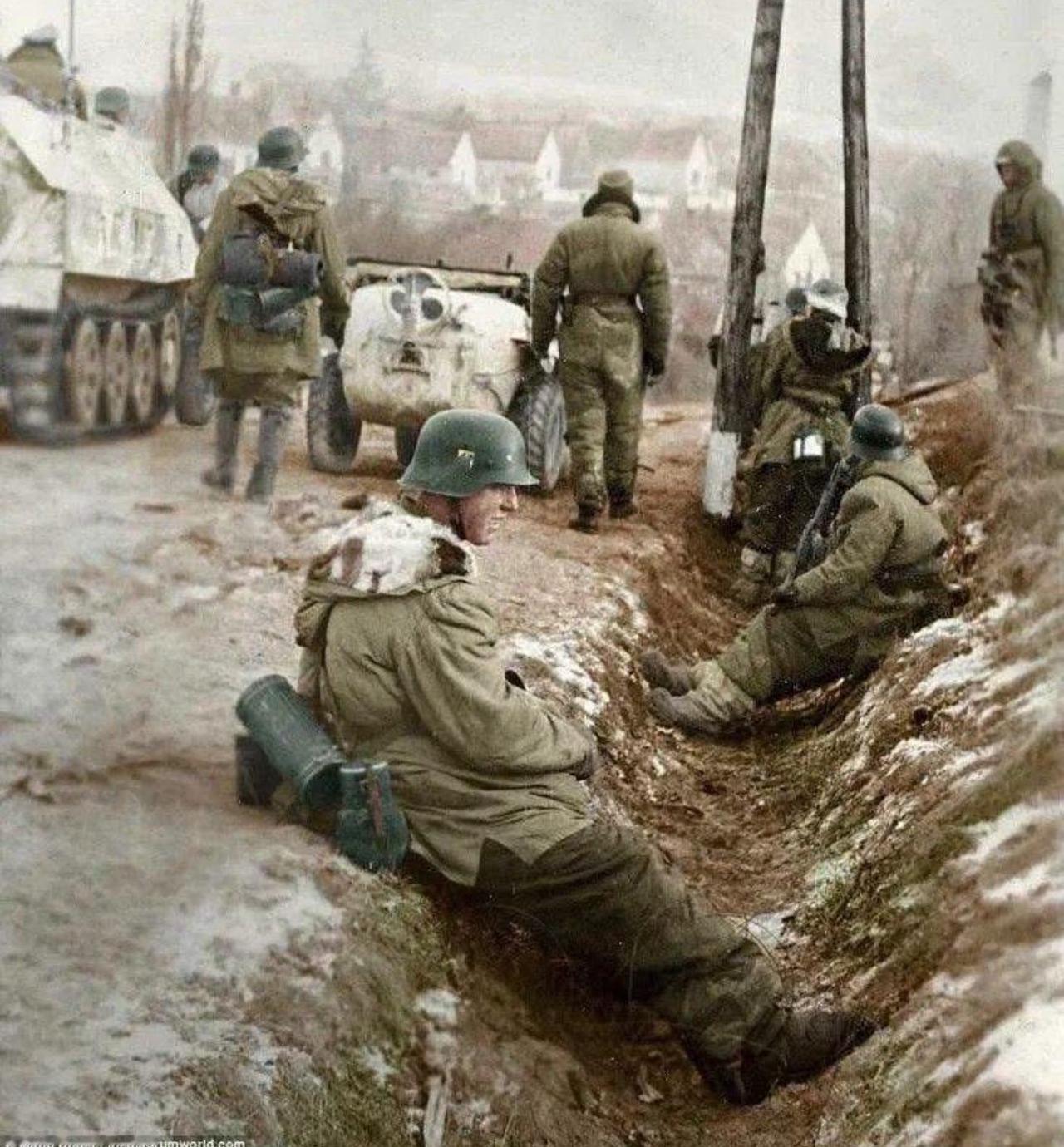 1945年1月，隶属于武装党卫队第3“骷髅”装甲师（Totenkopf）的士兵在