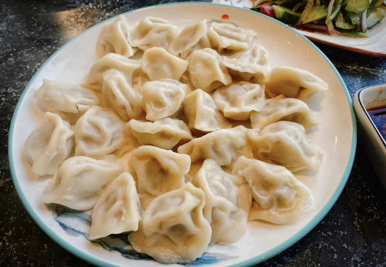 今日冬至，我去超市买饺子皮，偶遇朋友买面粉回去擀饺子皮。突然朋友问我:“你不自