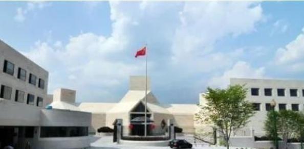 1982年，中国驻莫桑比克大使馆翻译唐健生做出了惊人之举，他杀死了大使馆的所有人