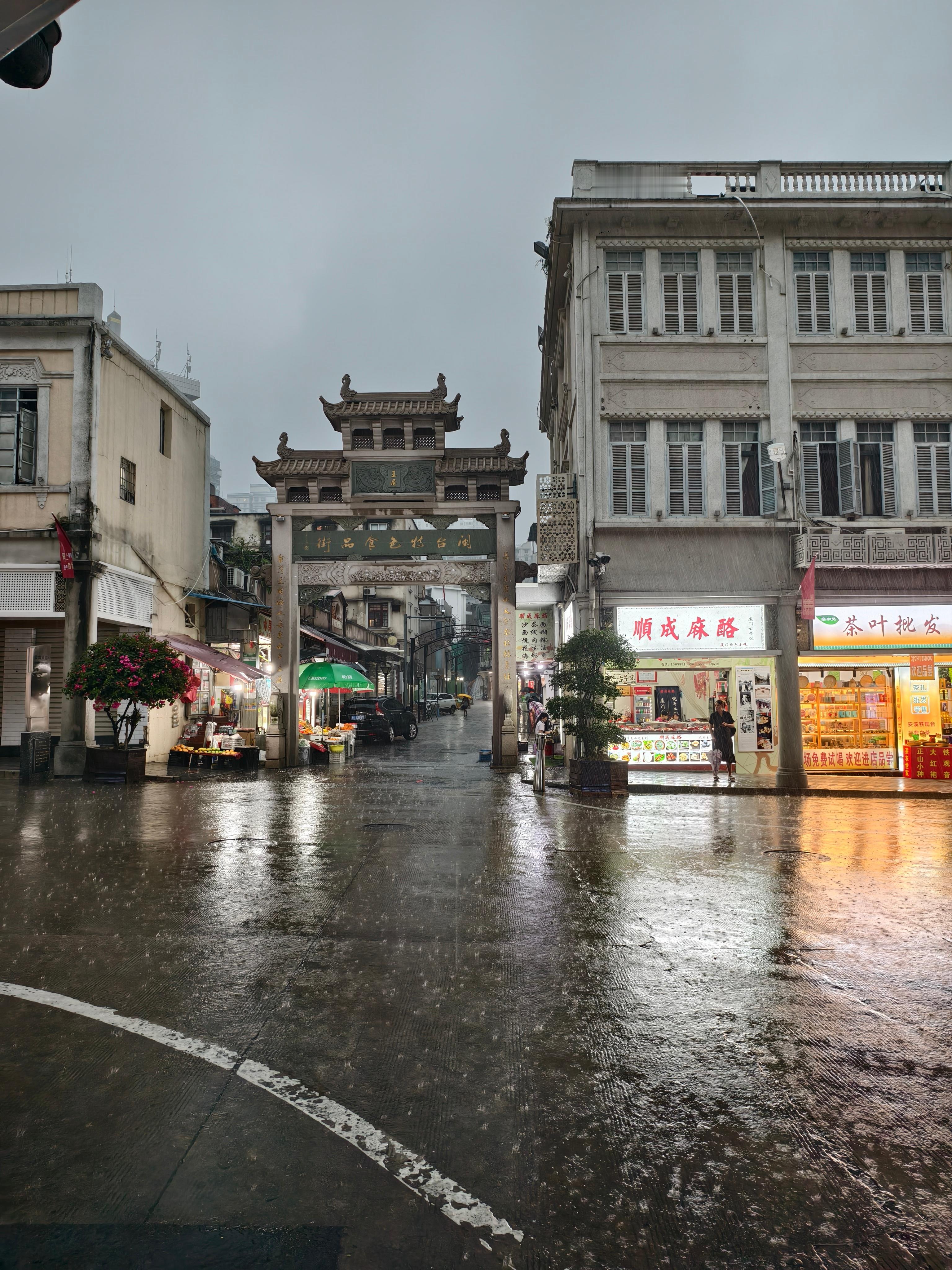 感觉，厦门的这场雨，憋了好几天了。希望航班不要延误呢✈️(︶^︶)！​​​