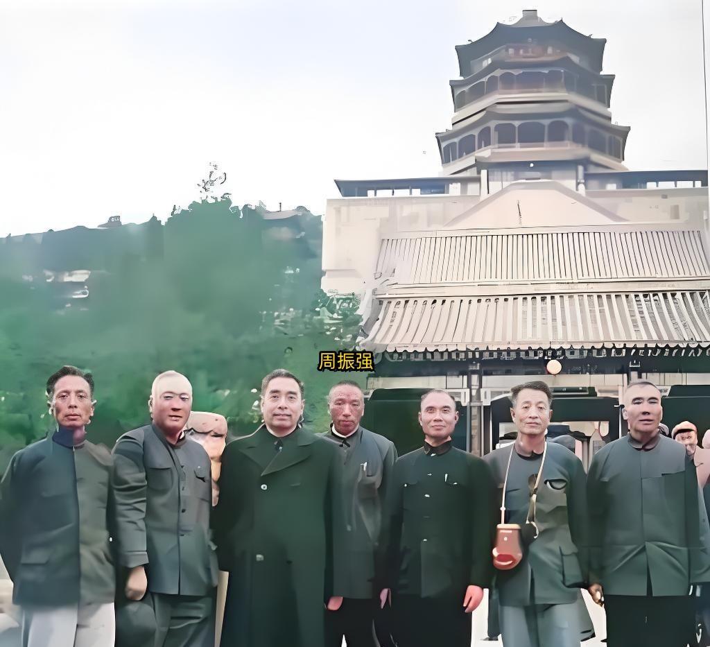 这是周总理与第一批获得特赦的原国军将领游颐和园时拍下的珍贵合影，这些人都是在解放