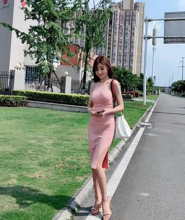笑话：儿子：“爸爸，刚才我学轮滑时，你和那个阿姨去那边小树林做什么啊？”爸爸：“