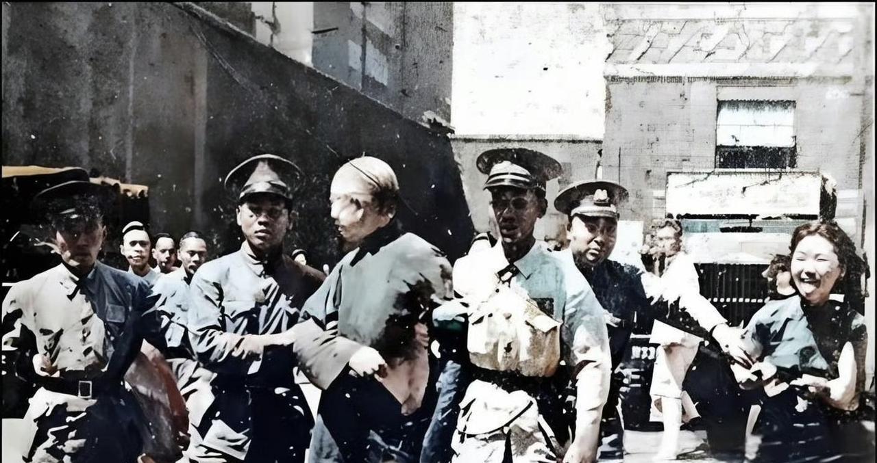 1946年11月9日，大汉奸梁鸿志在上海提篮桥监狱被押送刑场执行枪决的老照片，罪