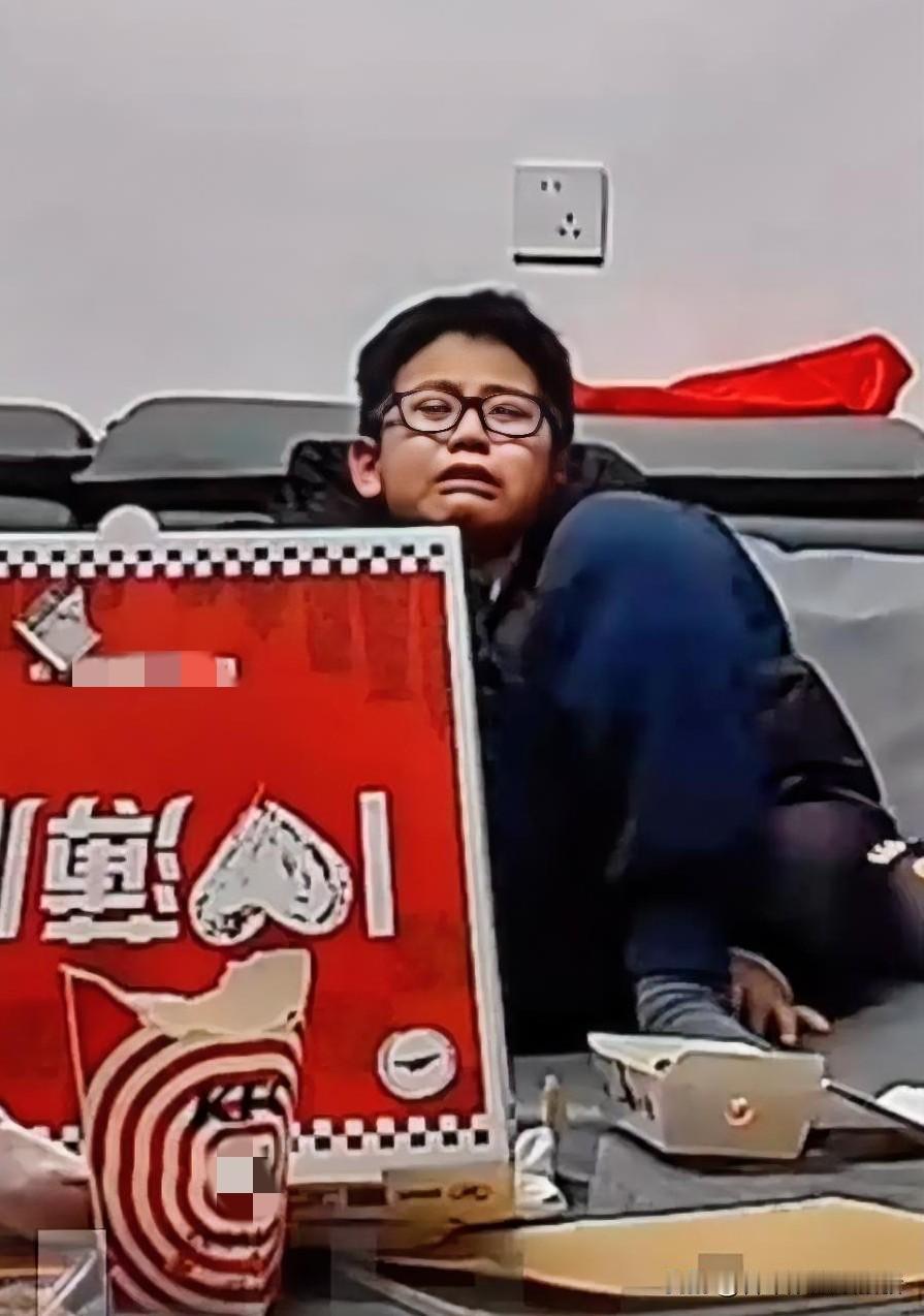 爸爸去外地上班，临走时抱着儿子亲了一下，并贴着他的头久久不愿放开，而儿子则面无表