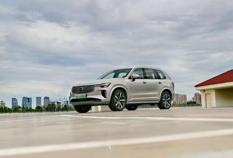 沃尔沃全新XC90比问界M9更值得选？预算50万级手一台豪华SUV，你会选择