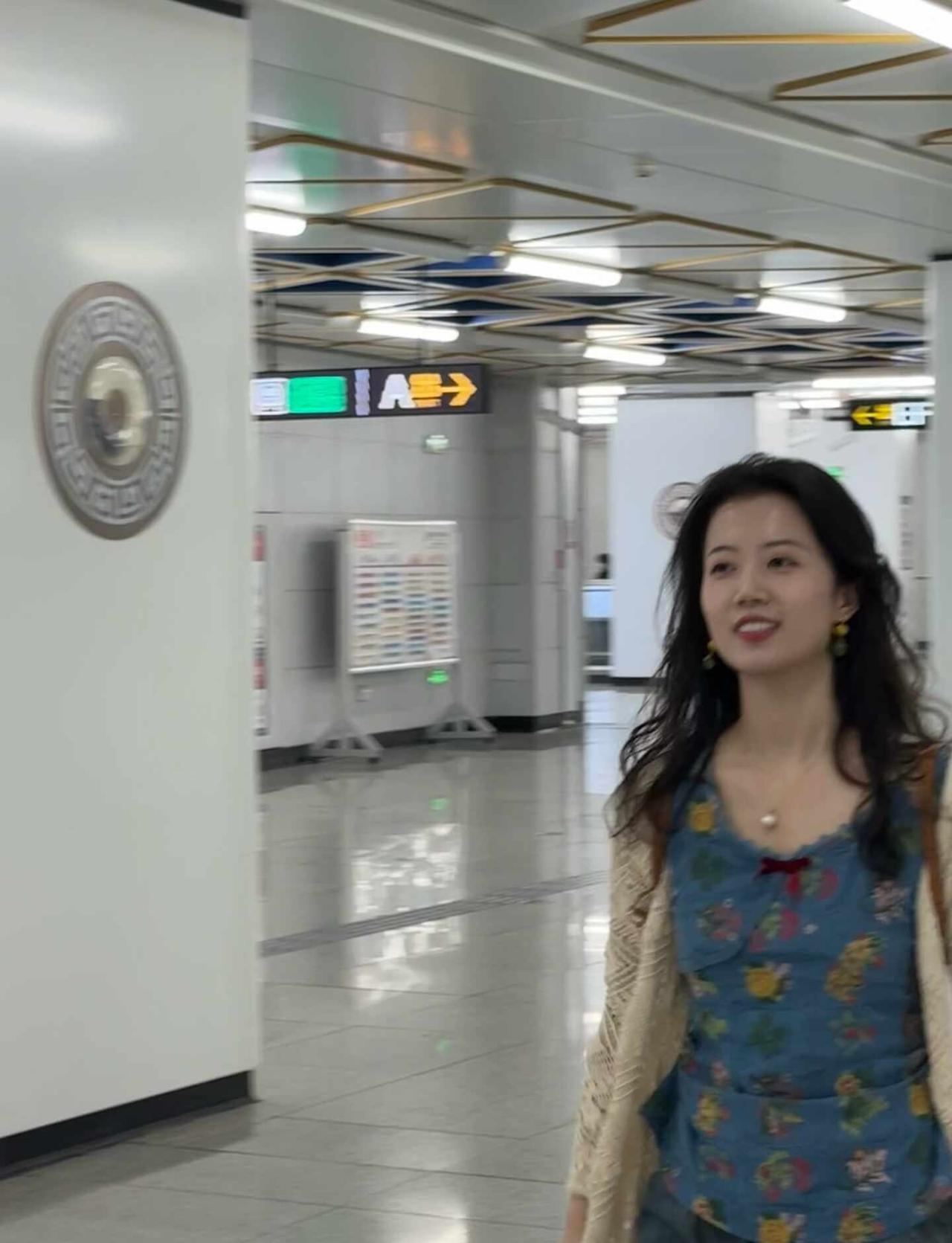 机场穿搭别人镜头下的自己衣服越土拍照越有故事感用转场的方式打开照片