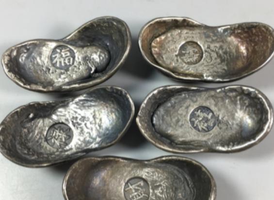 绝不上交给国家，这是我挖到的！”2018年，甘肃大爷翻修祖屋，竟挖出一箱银元宝，