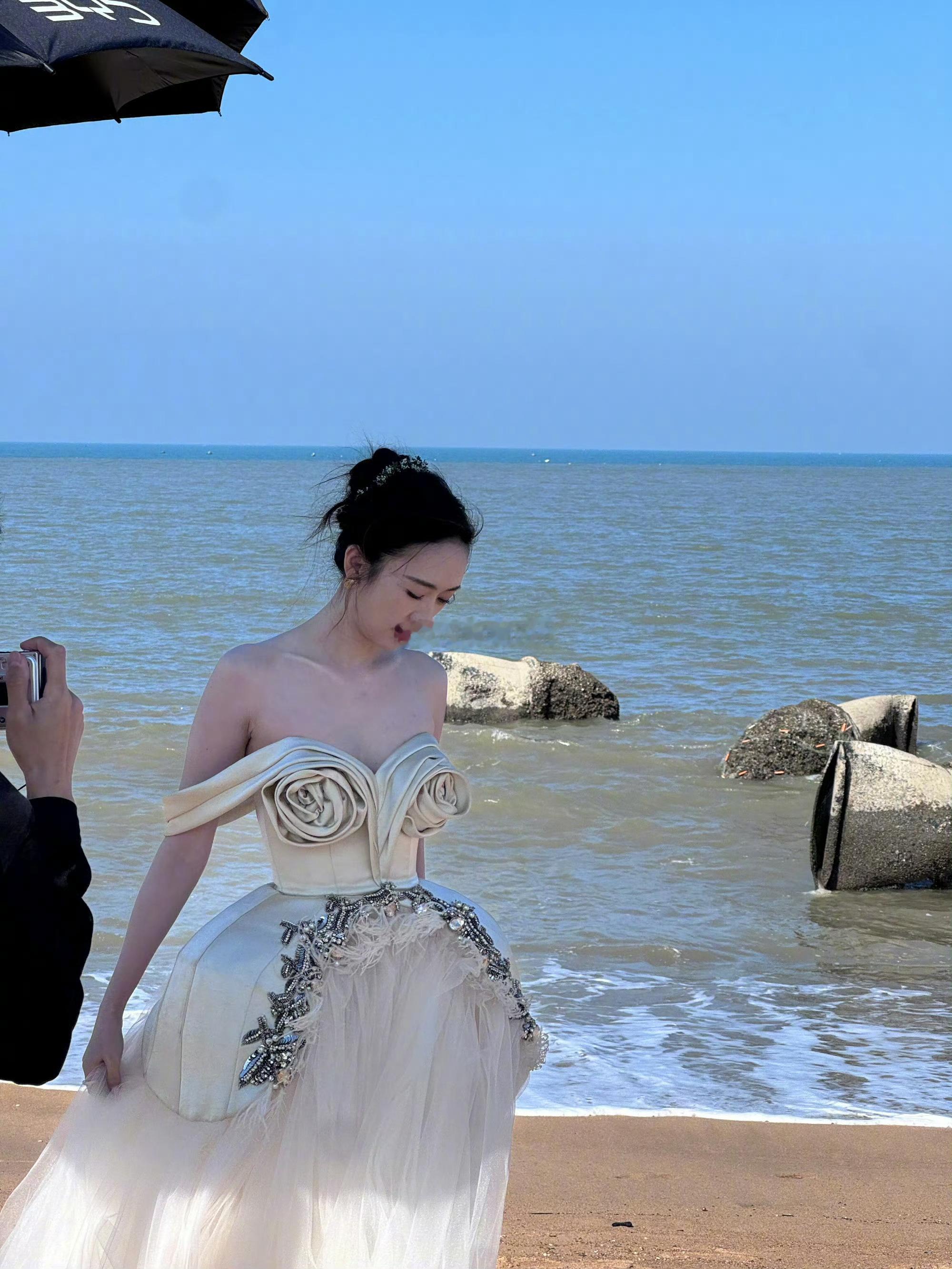 童瑶风格大变童瑶此次风格大变，宛如一场梦幻蜕变！海边路透中，玫瑰纱裙随风轻舞，