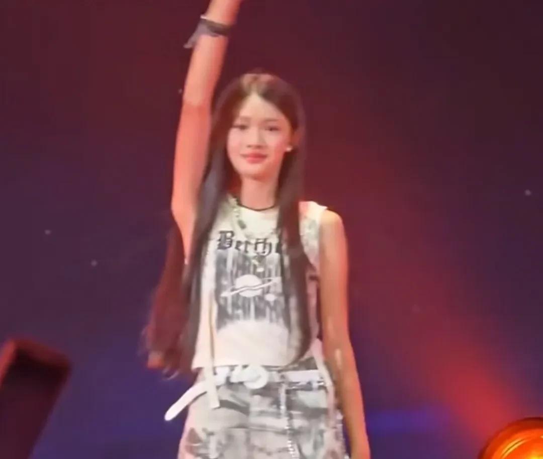 罗嘉良广州演唱会上，12岁女儿惊艳所有人，在近日的罗嘉良演唱会上，罗嘉良女儿作为