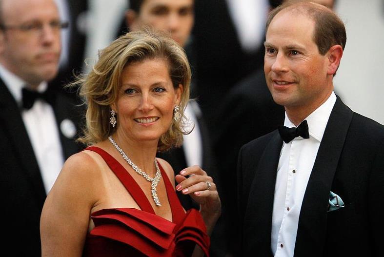 苏菲与戴安娜，还真有五分像！为何？坊间传言，爱德华王子喜欢戴安娜这类型的女子，