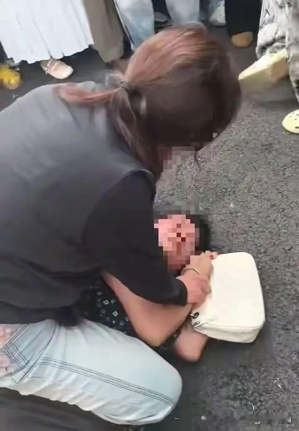 女人何苦为难女人：女子当街扒人裤子！2026年8月29日，河北保定高阳县正信楼门