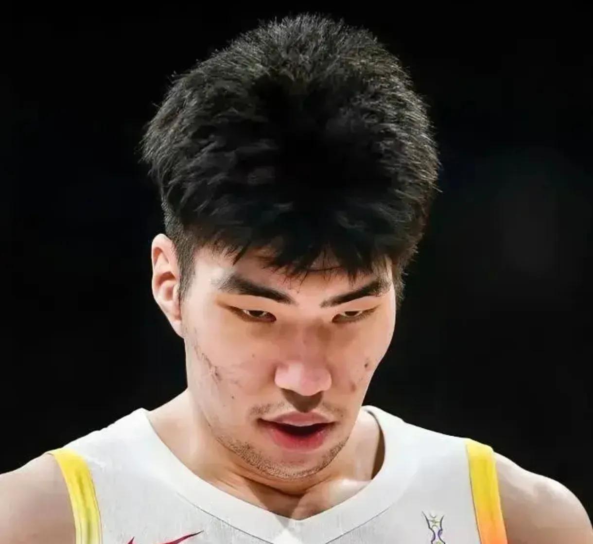 余嘉豪发展上限，会超过杨翰森吗如今，中国男篮两大内线余嘉豪和杨翰森均出国打球，