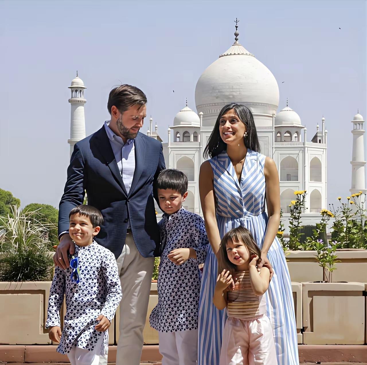 美国副总统万斯和妻子乌莎还有三个孩子，一起在印度阿格拉泰姬陵前合影。万斯妻子
