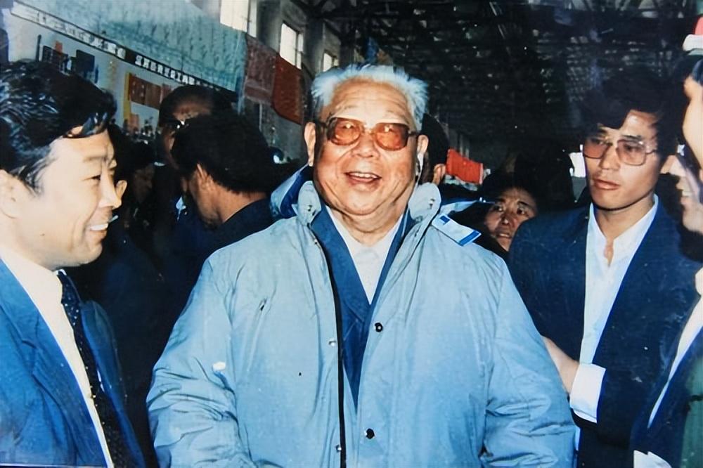 开国上将陈锡联从小家穷，却比较胖。1998年，陈锡联等人去香港看回归景象。香港人