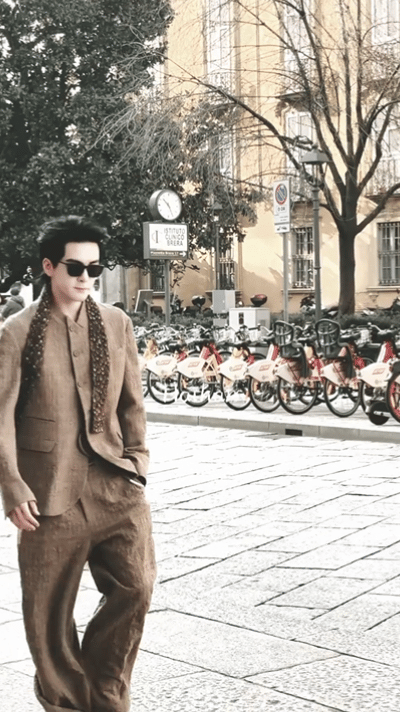 曾舜晞走出大佬的气场米兰外拍路透鲨疯全场！墨镜一戴气场全开，干净贵气+疏离感，