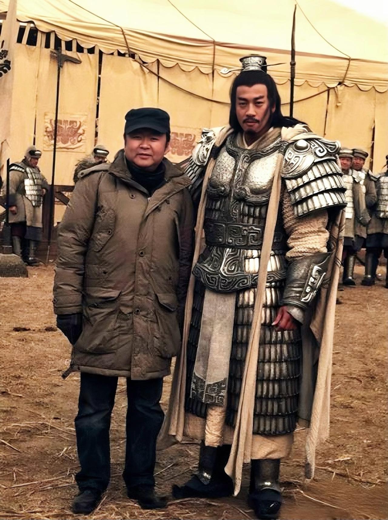 2011年，何润东在电视剧《楚汉传奇》剧组，与导演高希希的一张合影。当时，正