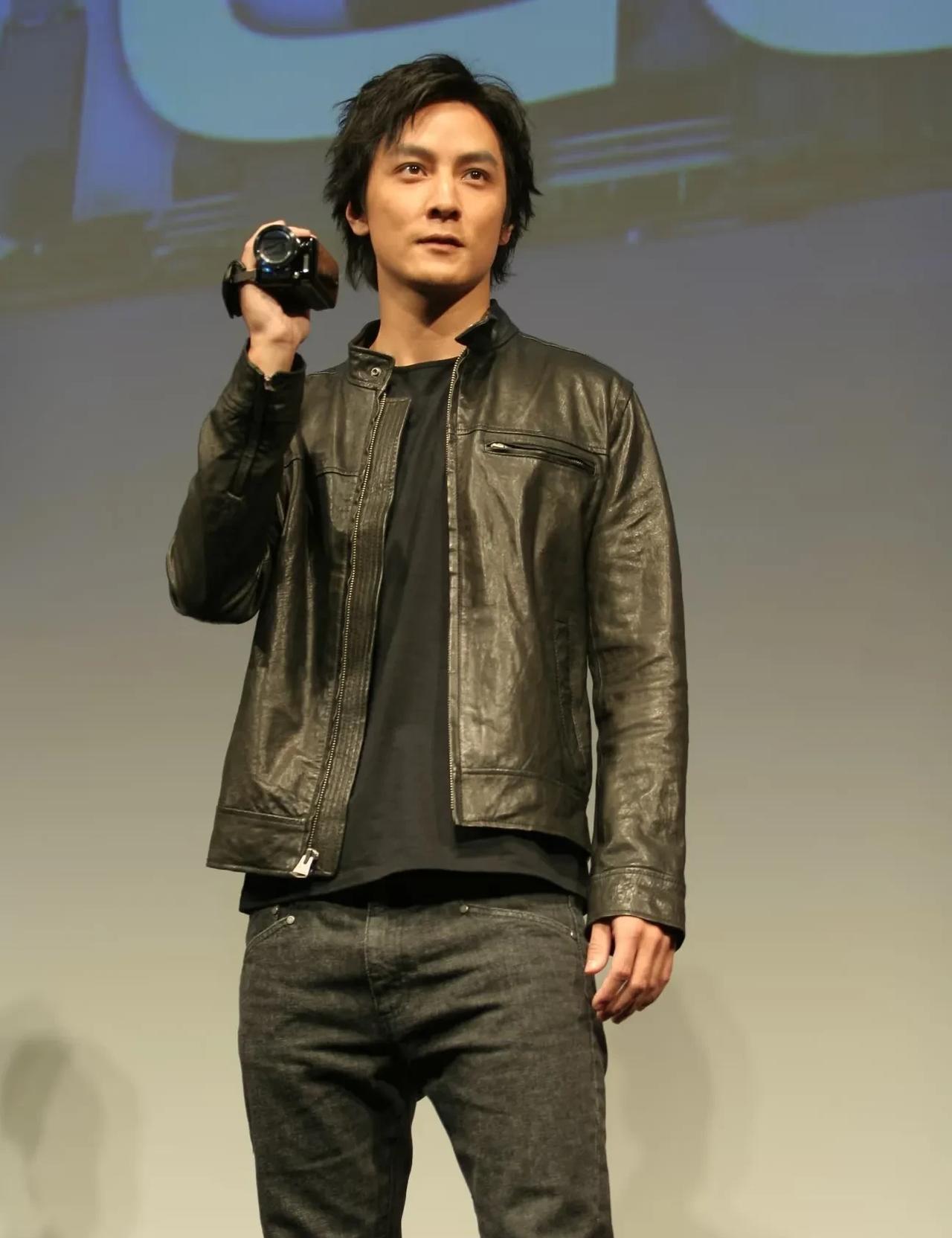5月13日，知名演员吴彦祖现身上海安福路，手持专业相机进行街拍。他主动邀请路人拍