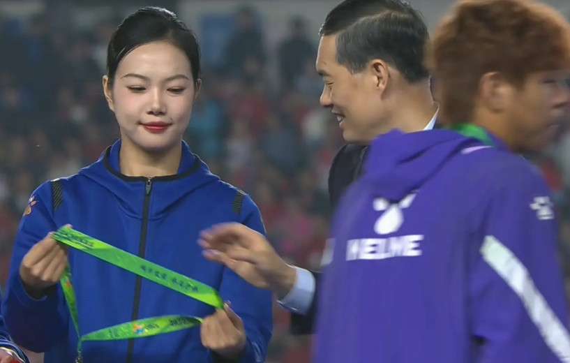 苏超本年度最后一战令人印象深刻的几点：礼仪小姐姐很端庄大气！泰州队队员们