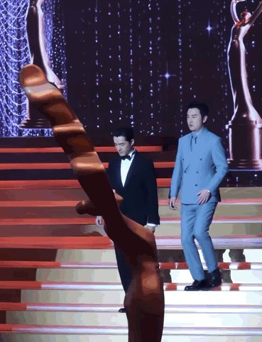 要被这个颈椎错位的雷佳音笑死[笑着哭]网友：脖子终于撑不住大头了吗[跪了]北