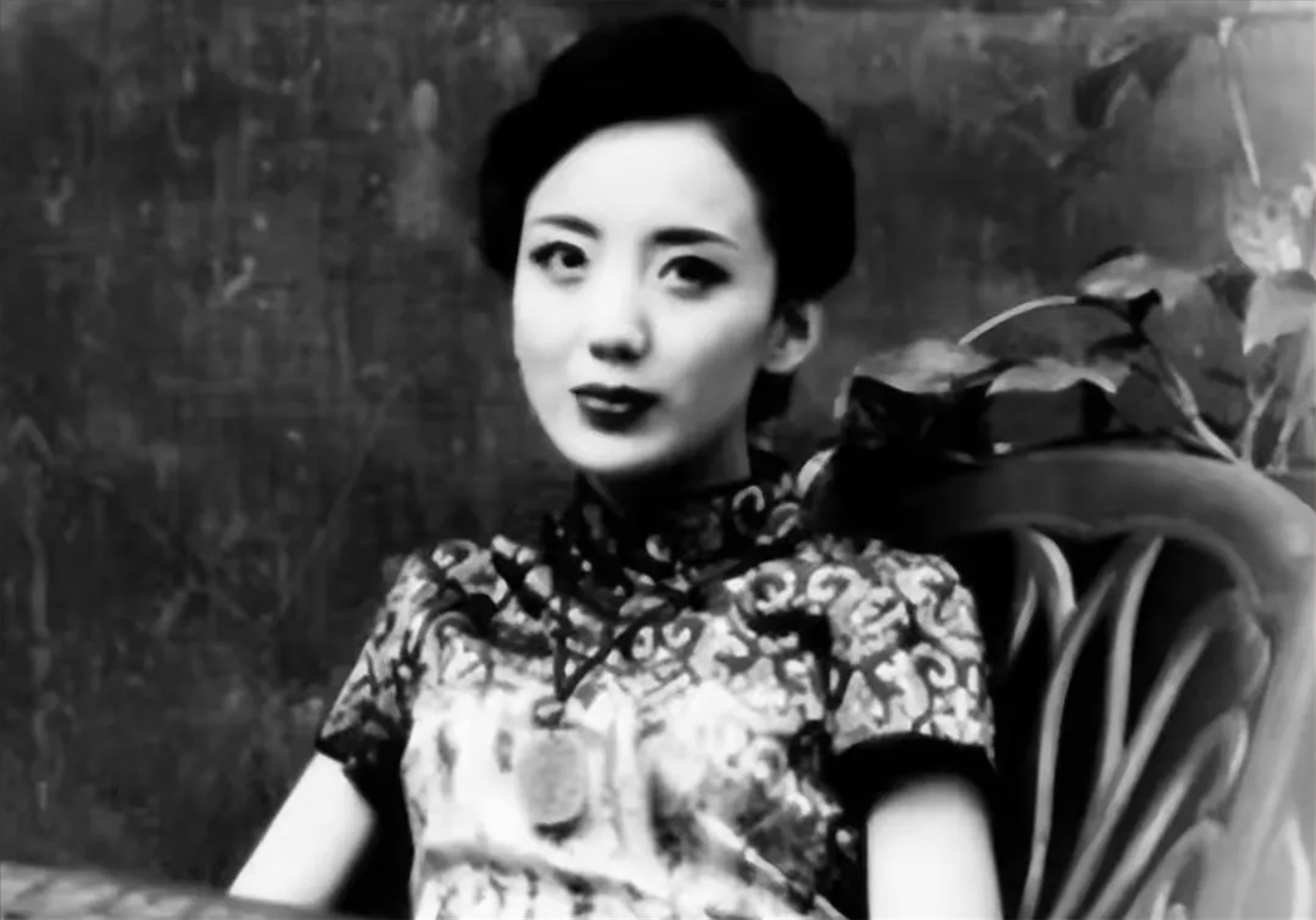 1922年，黄金荣告诉妻子林桂生：“我要娶露兰春，你交出正室之位和家里的财政大权
