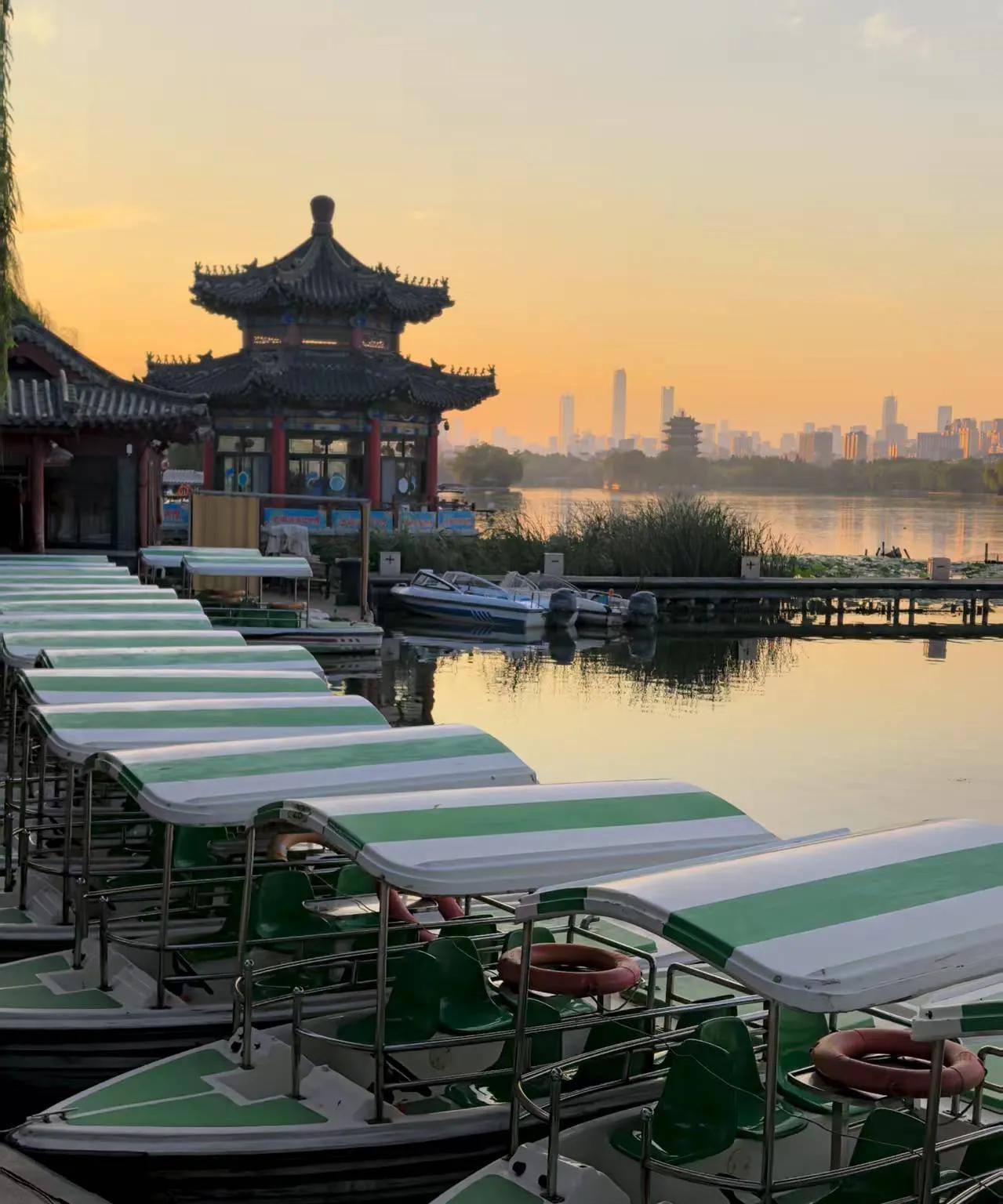 大明湖夏日的早晨，宁静，清凉，风景也很漂亮。公园休息了一夜，又准备迎接八方游客前