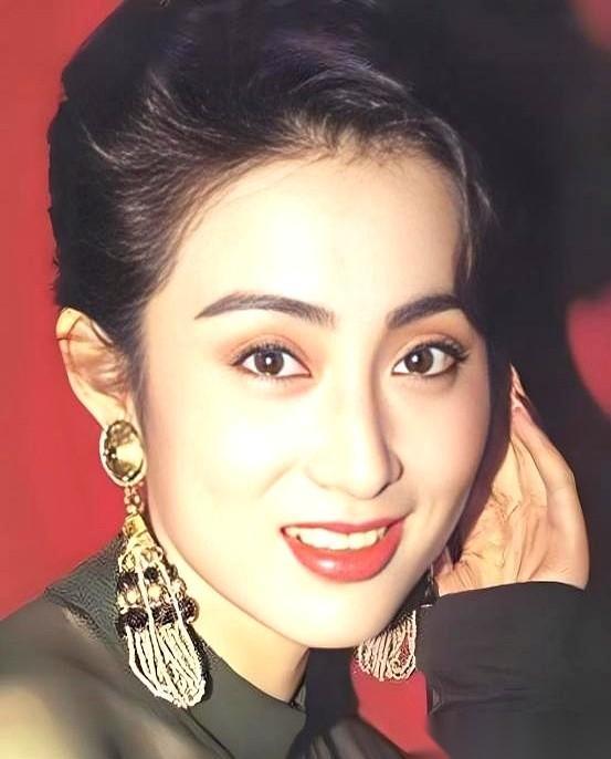 她用最惨痛的代价，换来了最深刻的道理：靠山山会倒，只有自己才是最稳的靠山。那