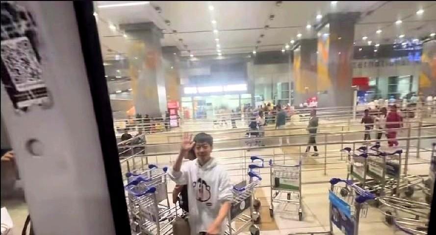 那辆40座的老校车，塞进了62个人。没人抱怨，也没人吵闹。王楚钦用球拍当撬棍