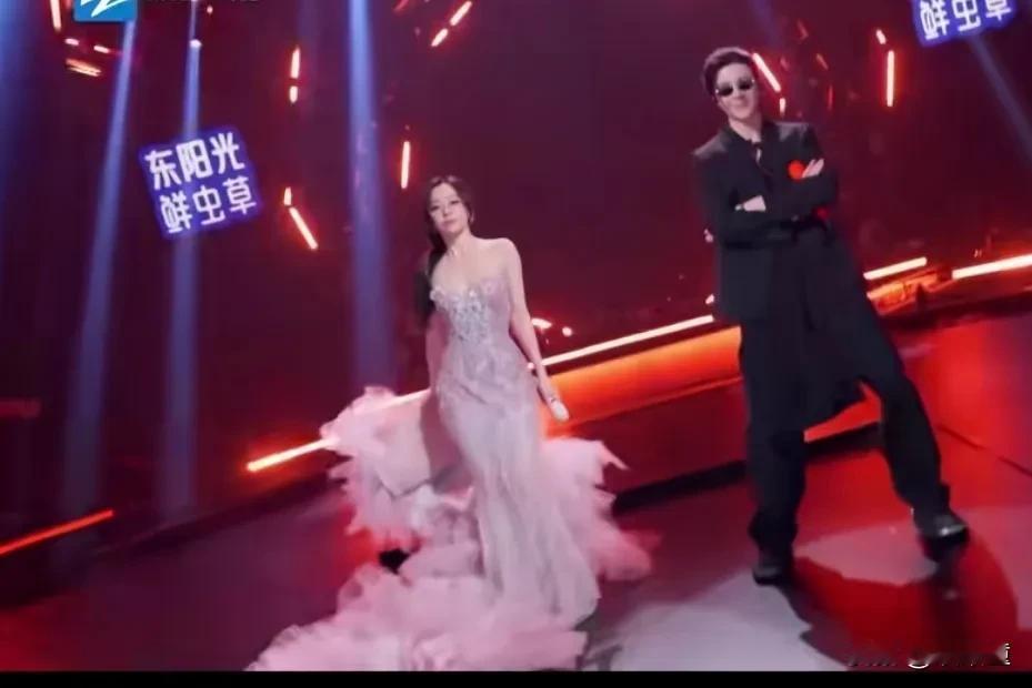 想似的造型，同一个舞蹈，张靓颖与宋祖儿差很多！张靓颖穿着浅粉裹胸长款裙子，凹凸