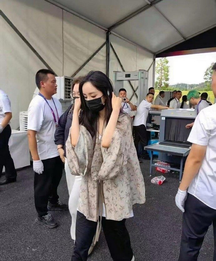 真的不敢想象杨幂现实中得有多美！镜头里已经足够惊艳，现实中怕是美到让人失语