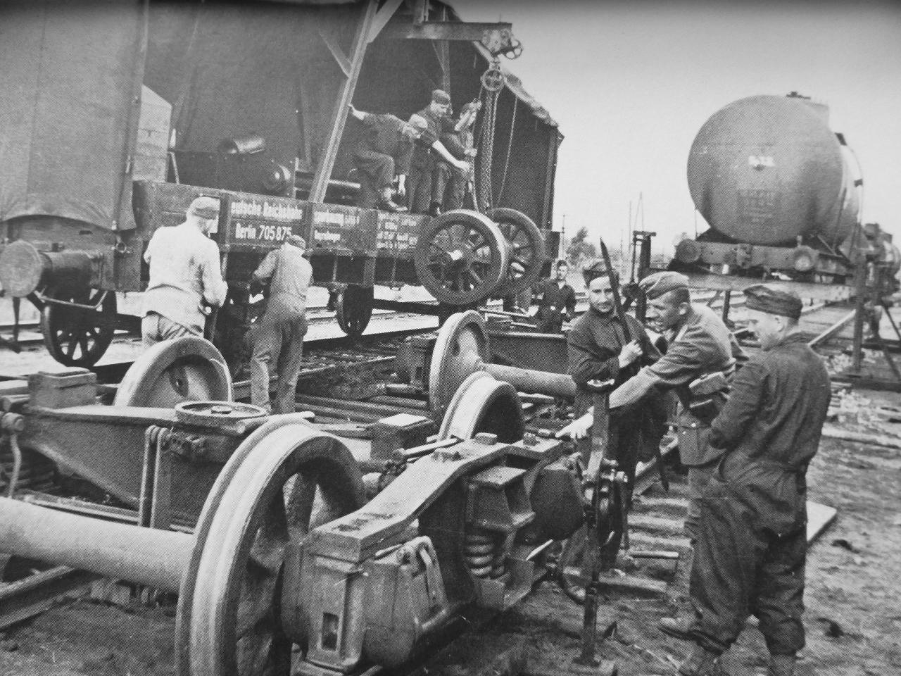 [呲牙笑]轨距不一样，真的很麻烦——1941年，波兰，特雷斯波尔市。德军铁道兵正