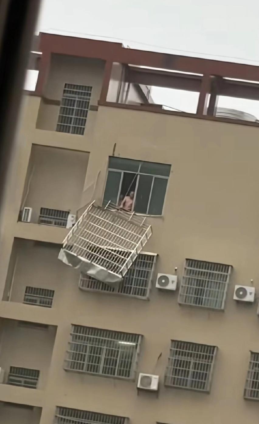 放手吧，你是留不住我的！不是你飞，就是我飞!这样得报警，说明情况，砸死人几