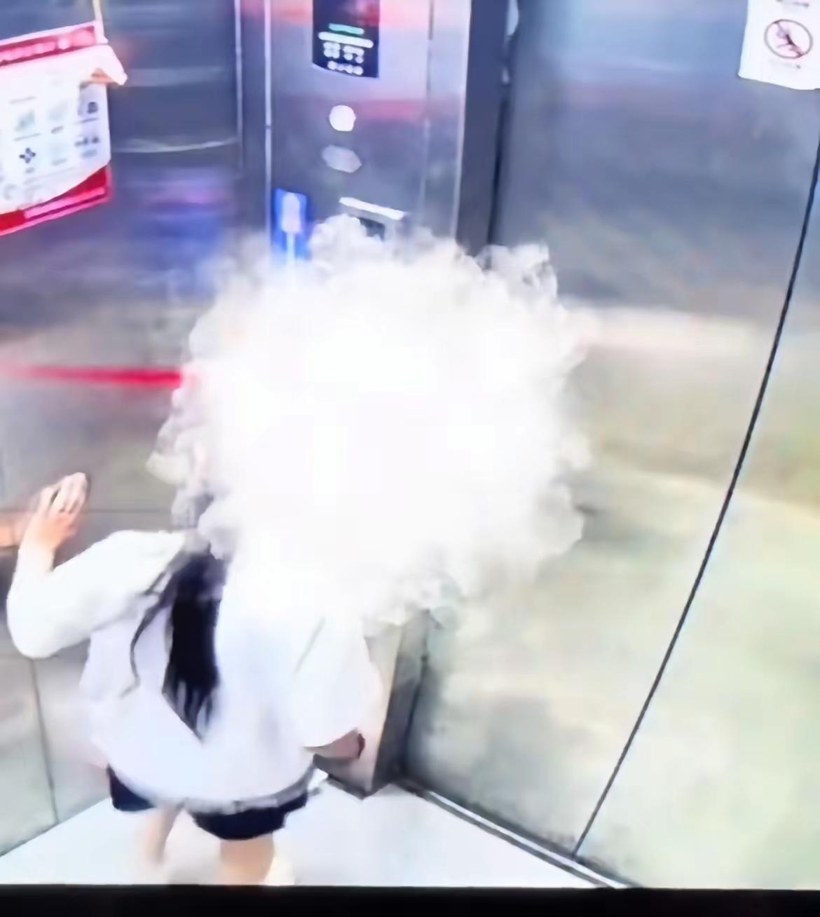 “熊孩子背后的家长更可怕”威海，一女子点水果蛋糕外卖让外卖员放在电梯里，她自取。