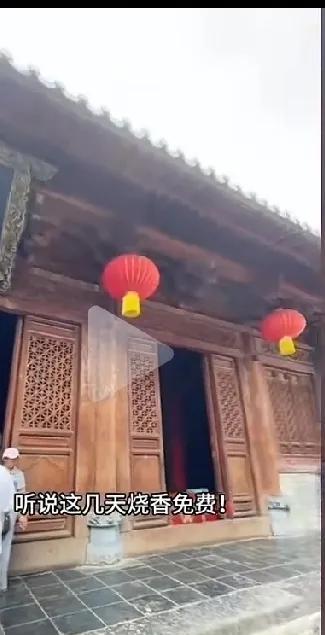 有人去少林寺了。门票取消了，去的人很多，停车场都停满了车。烧香不要钱了，功德