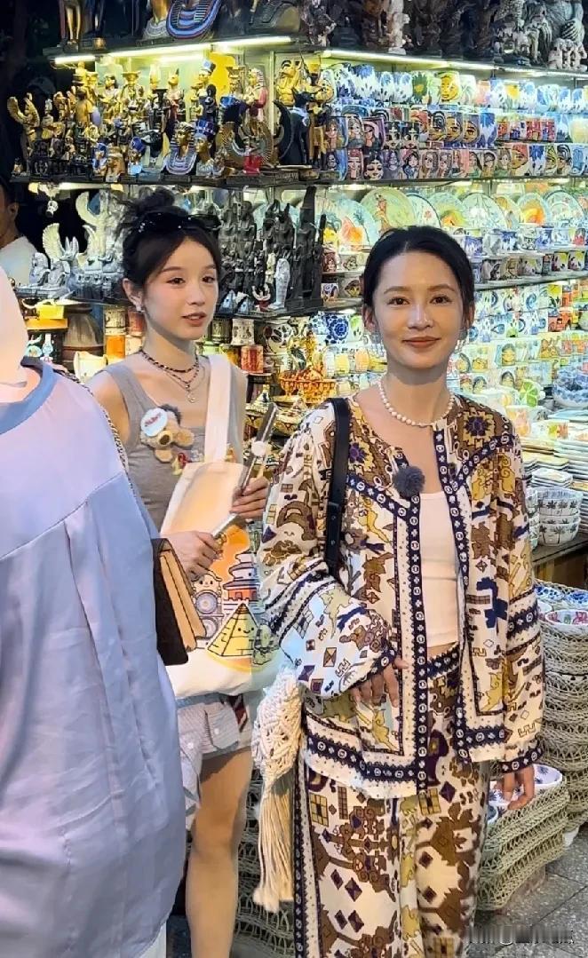 一向温文尔雅的李沁居然也穿上了大花衣，而且上下身皆着花色的衣裳。在我的印象里，李