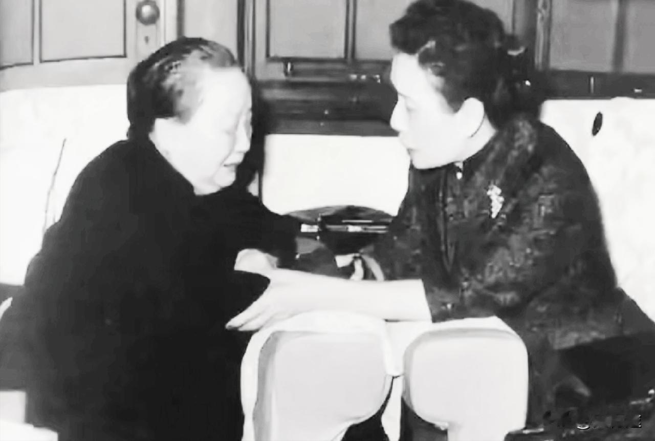 1962年，胡适去世，宋美龄安慰胡适夫人江冬秀。江冬秀当年72岁，宋美龄64